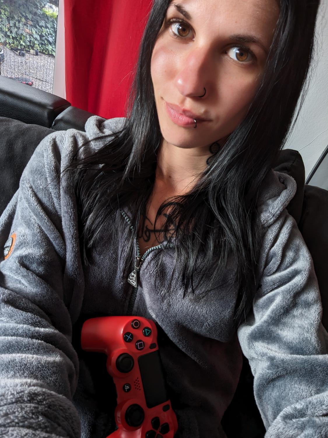 Skinny_bitch's media