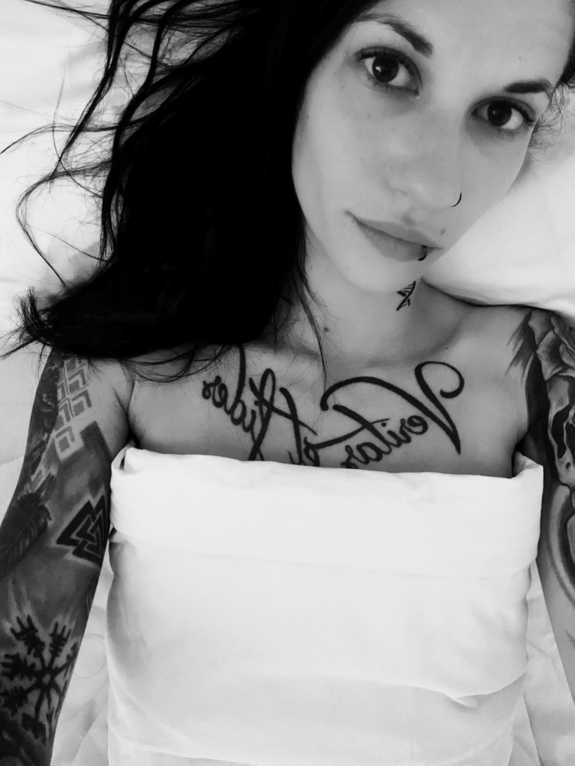 Skinny_bitch's media