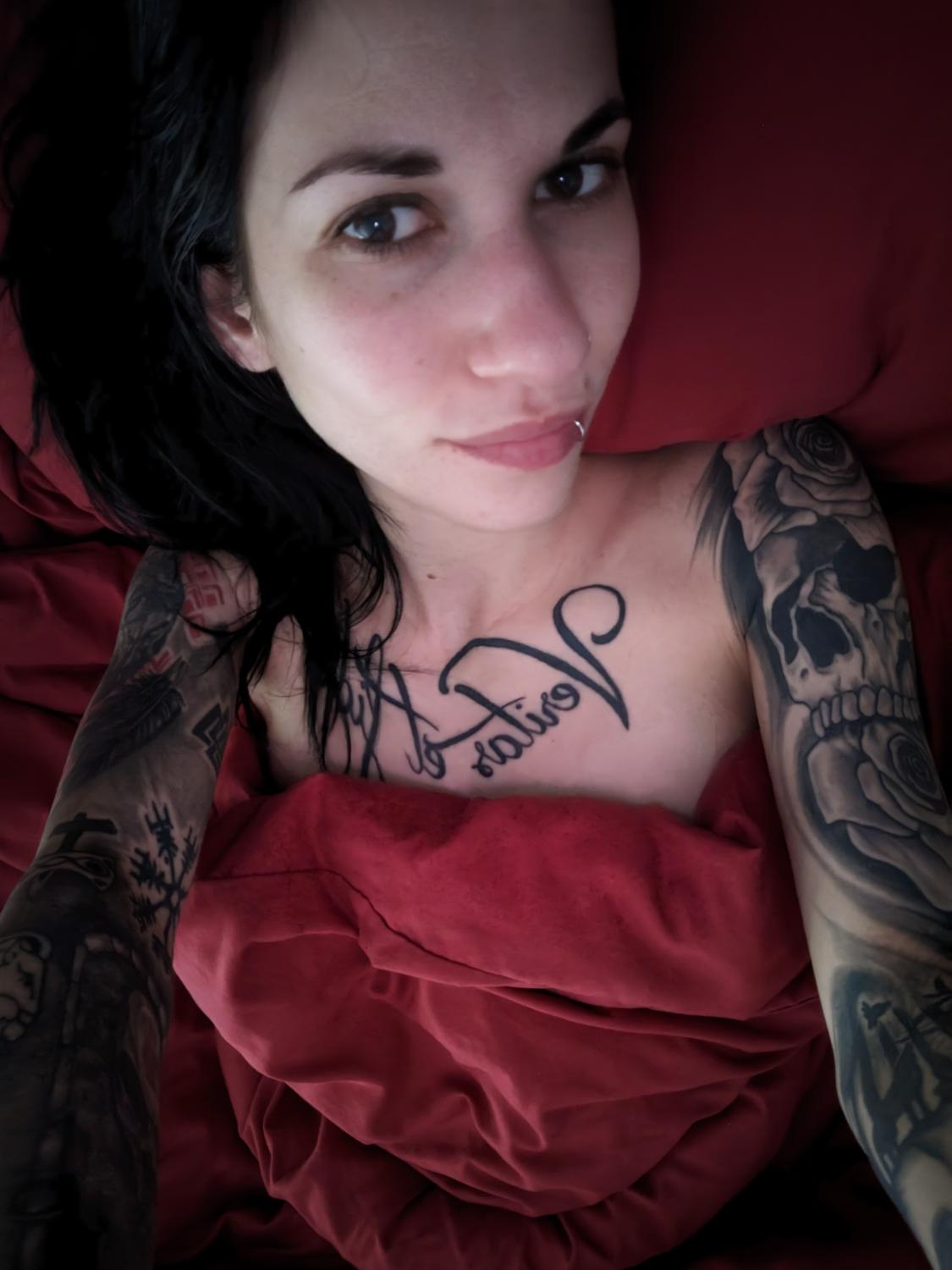 Skinny_bitch's media