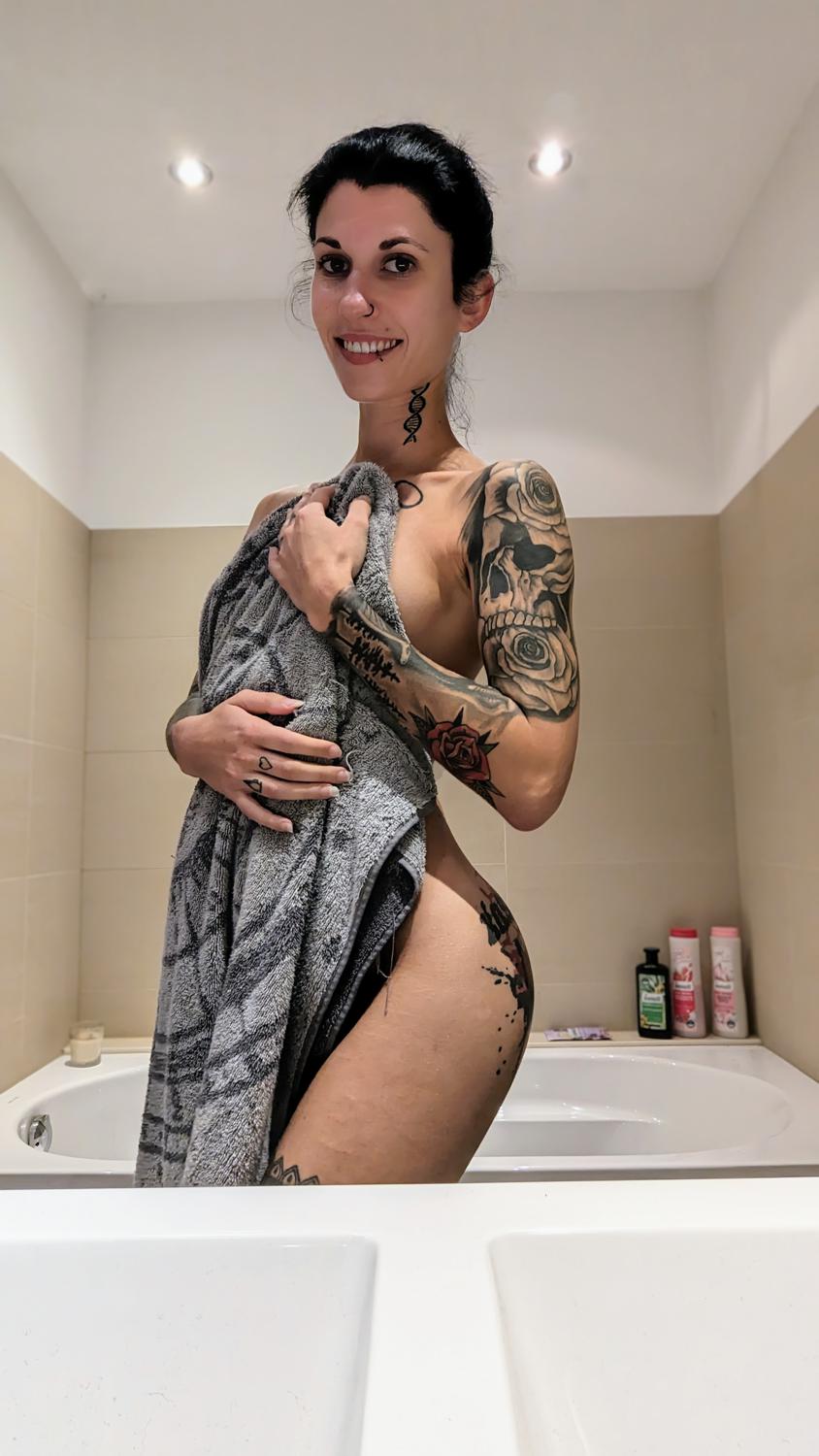Skinny_bitch's media