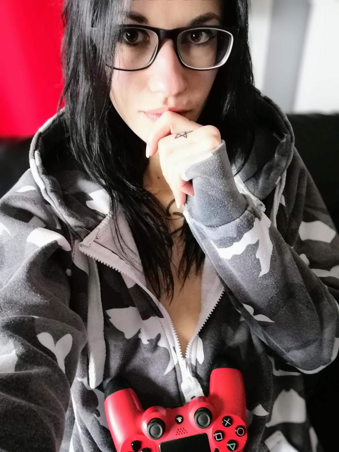 Skinny_bitch's media