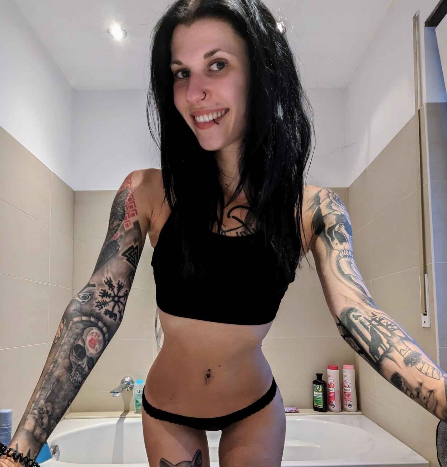 Skinny_bitch's media