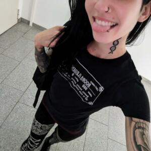 Skinny_bitch's media
