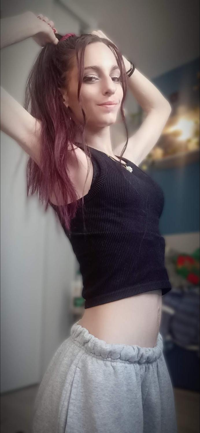 Skinnysexygirl's media