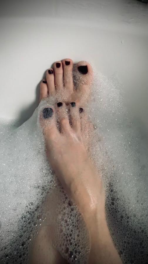 The_pretty_french_foot's media
