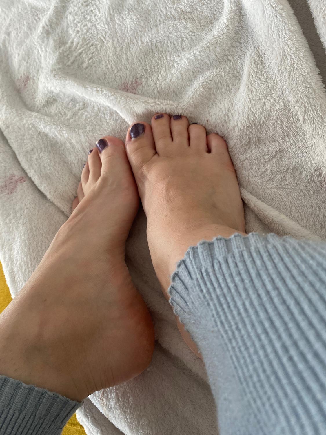 _womanfeet's media