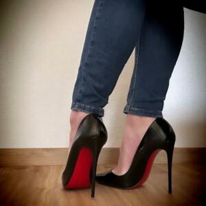 Womeninheels's media